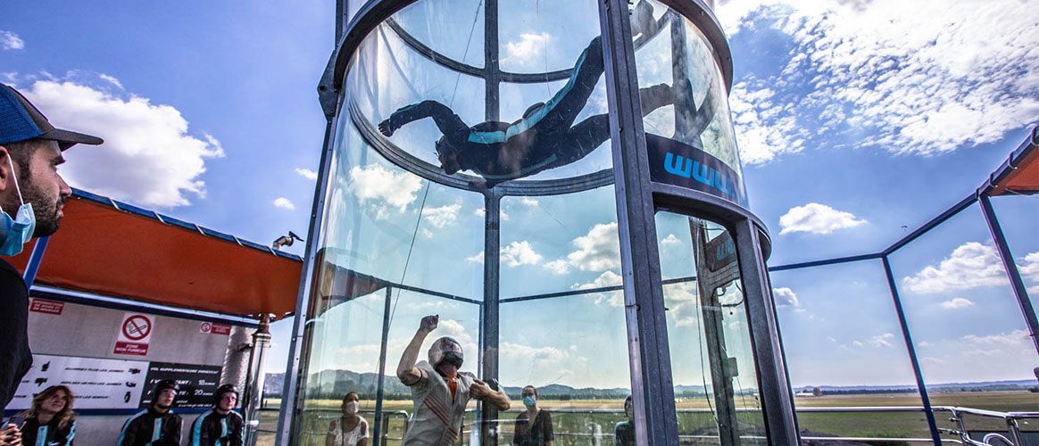 Un simulateur de chute libre extérieur à la campagne