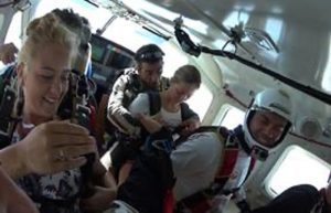 montée en avion de parachutisme